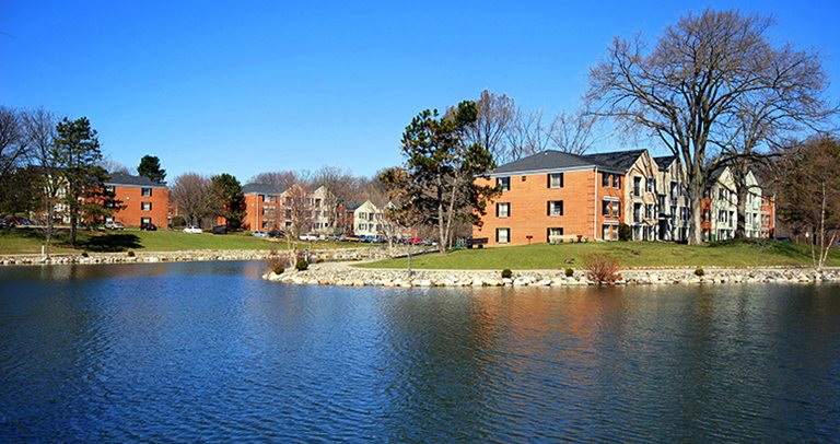 Student Apartments : Willowtree Apartments & Tower - 1819 Willowtree